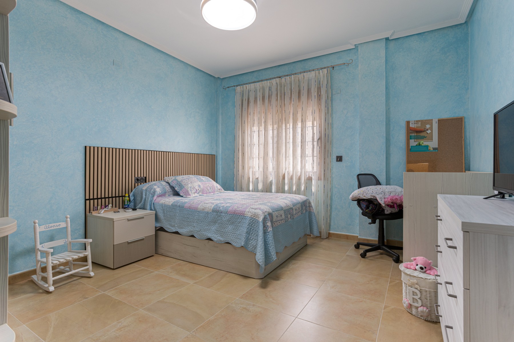 Bedroom in villa for sale in Los Montesinos
