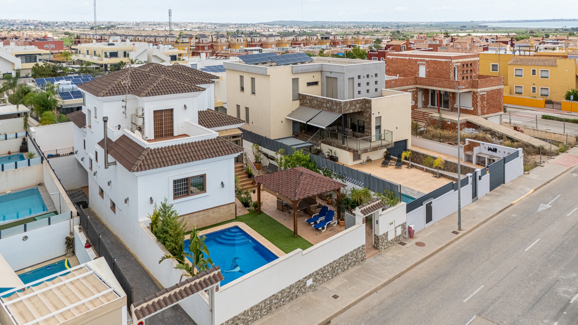 Exclusive detached villa in Los Montesinos – Space, comfort and Mediterranean style We present this