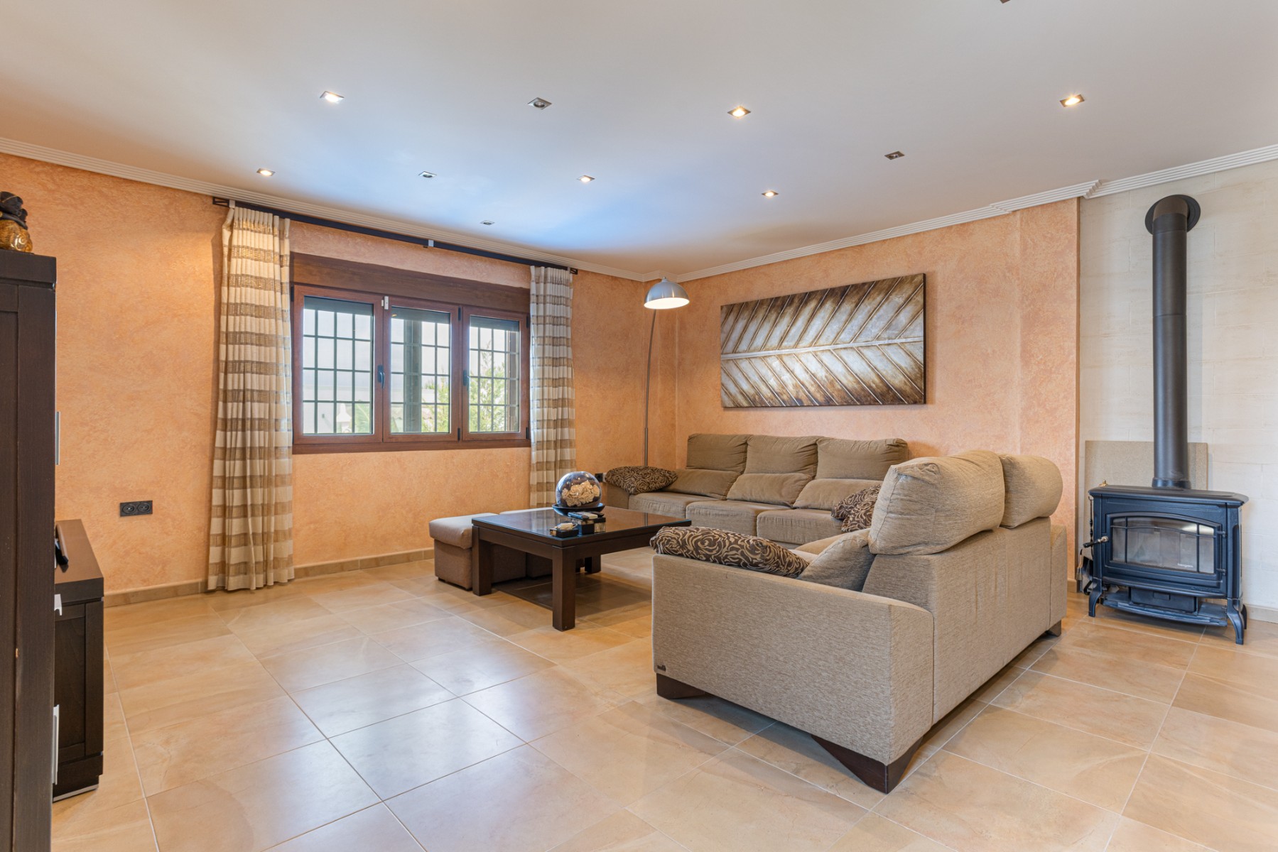 Exclusive detached villa in Los Montesinos – Space, comfort and Mediterranean style We present this