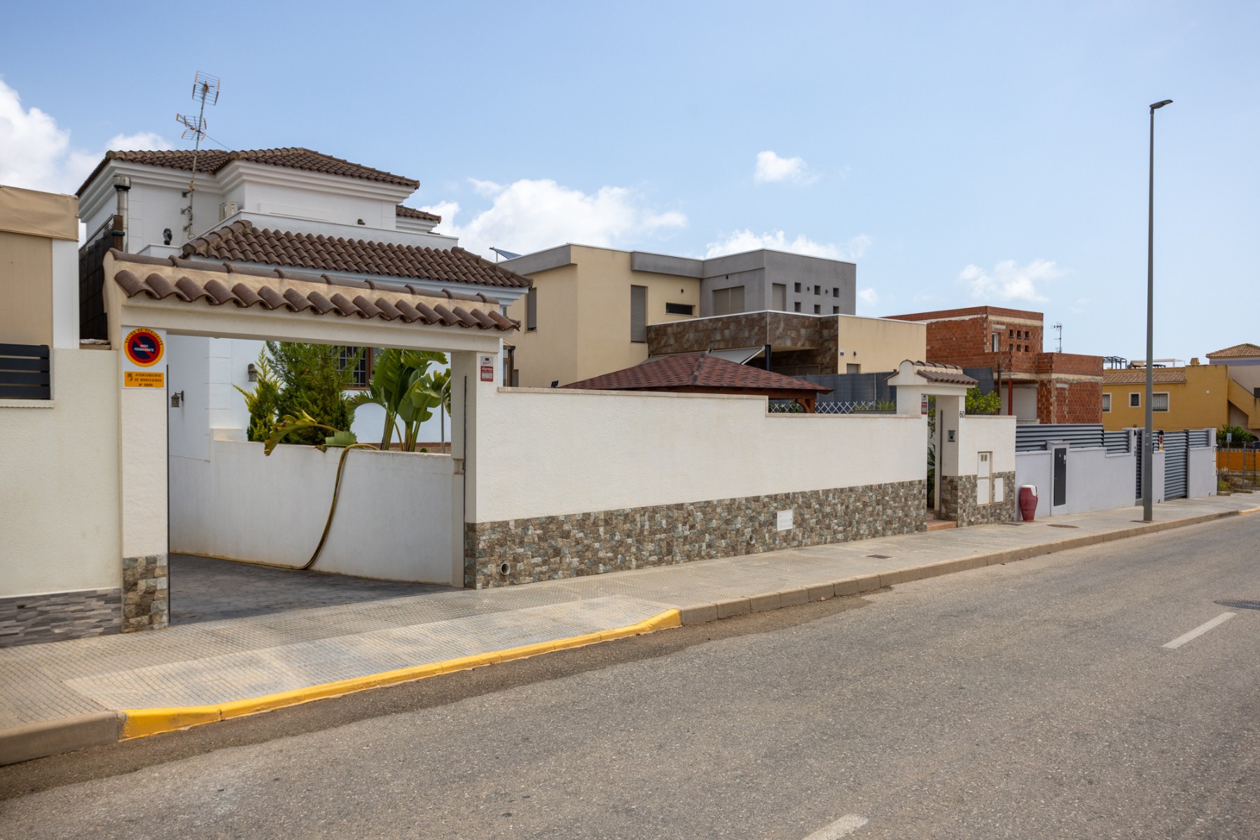 Bedroom in villa for sale in Los Montesinos