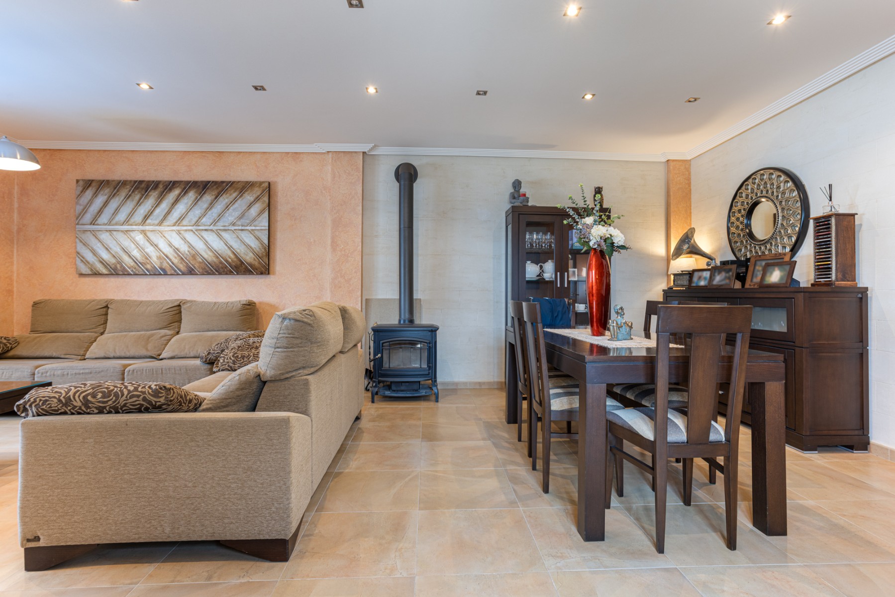 Exclusive detached villa in Los Montesinos – Space, comfort and Mediterranean style We present this