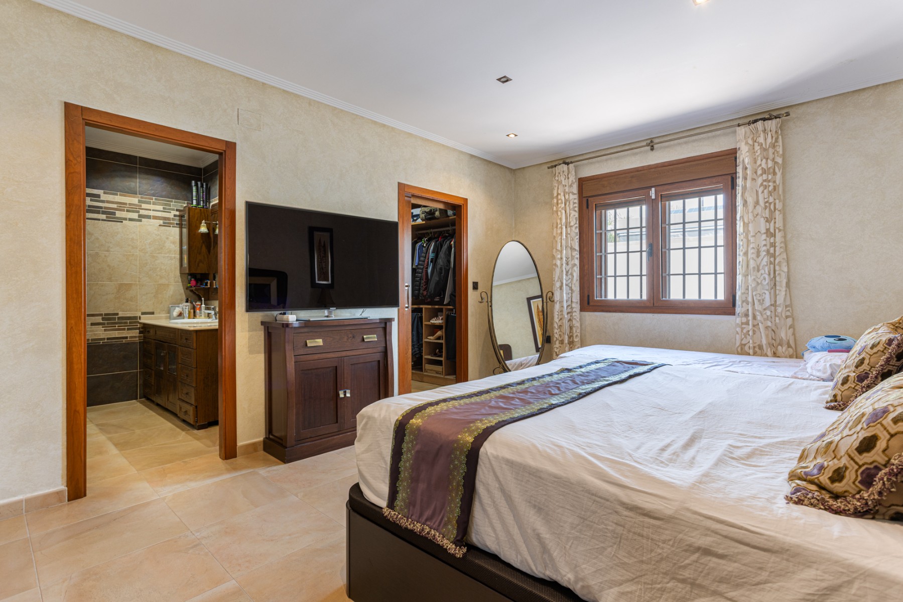 Bedroom in villa for sale in Los Montesinos