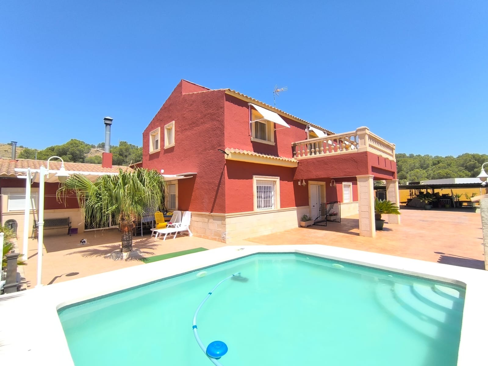 Spacious 6-Bedroom Home with Pool Just 1 km from YeclaThis 300 m² two-storey home offers generous li