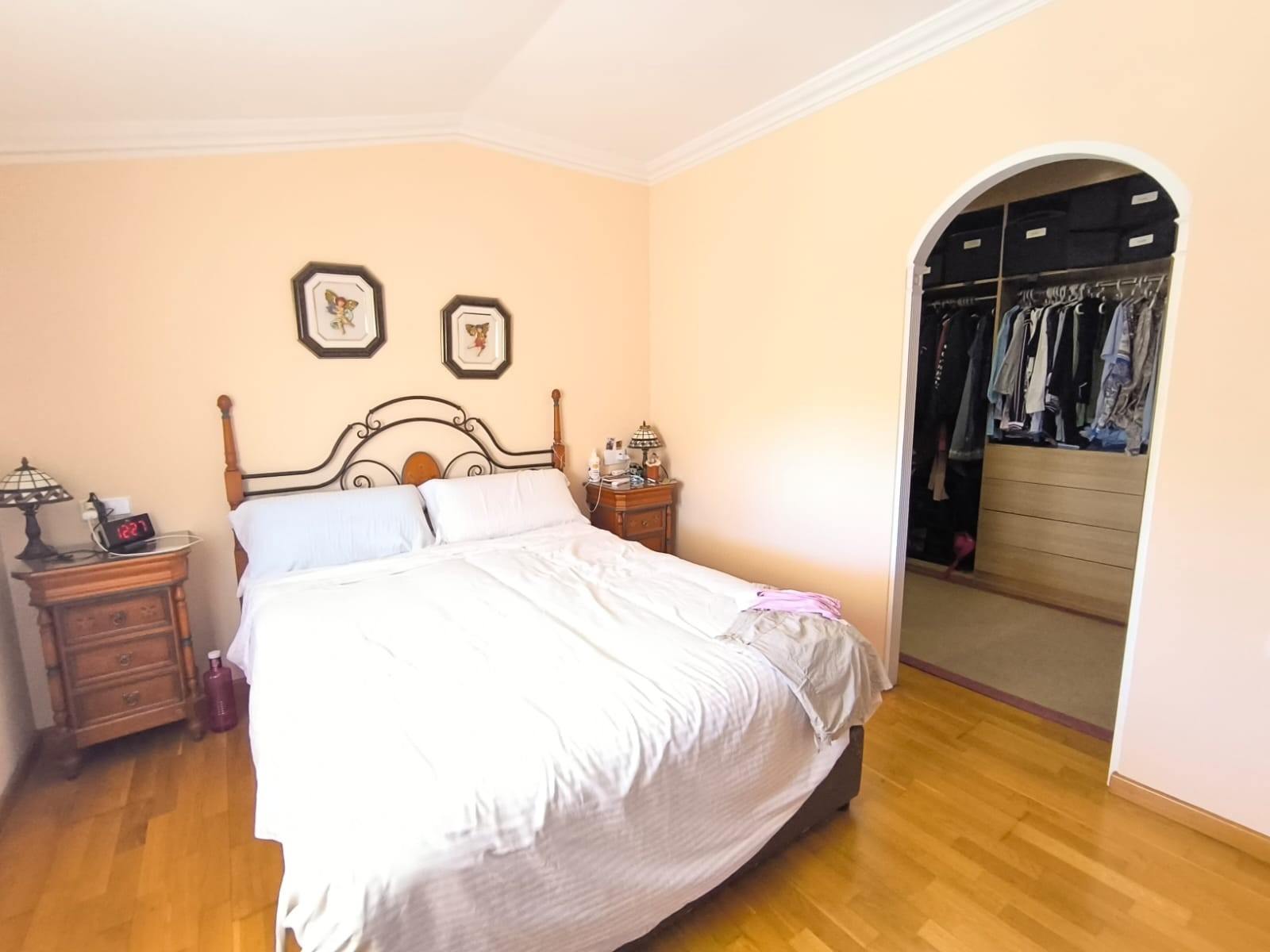 Master bedroom in villa for sale in Yecla