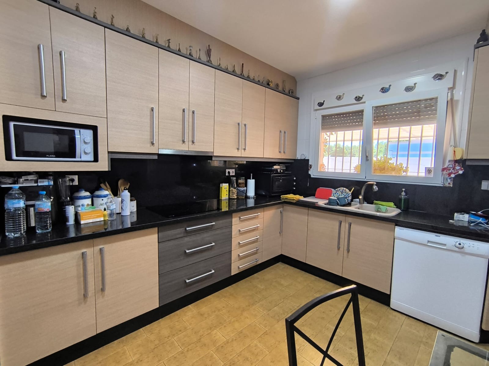Spacious 6-Bedroom Home with Pool Just 1 km from YeclaThis 300 m² two-storey home offers generous li