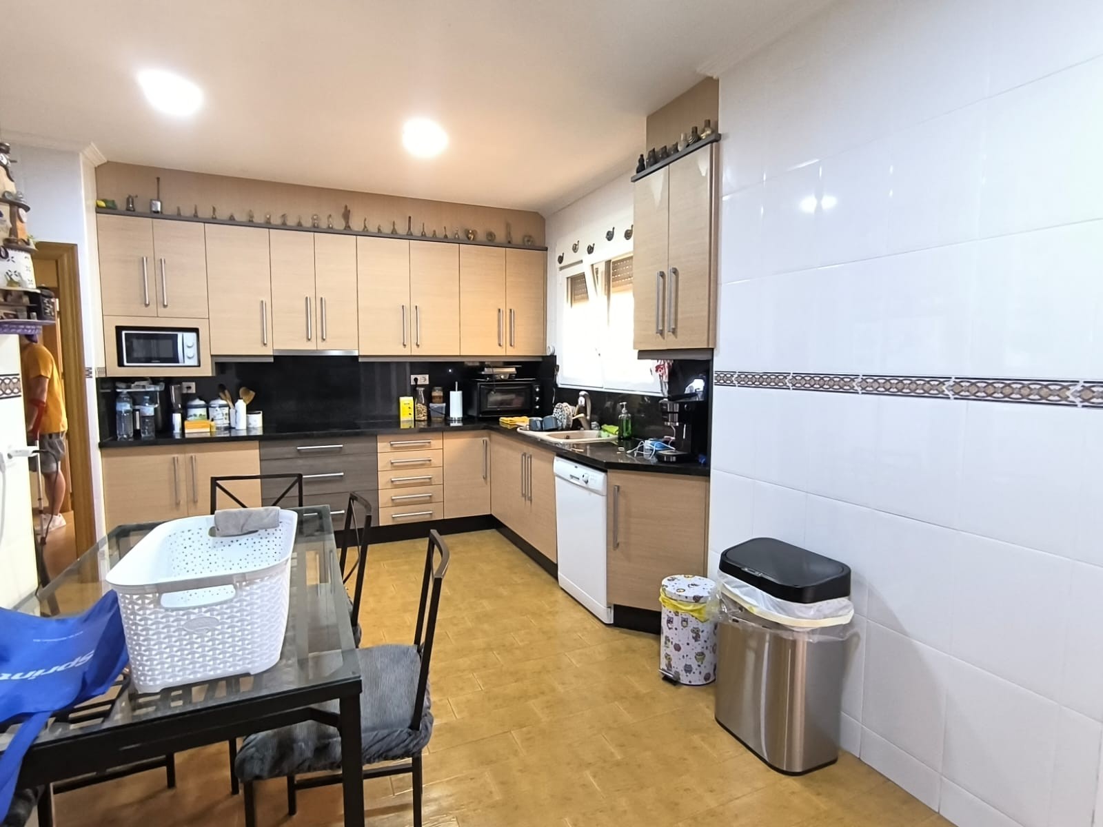 Spacious 6-Bedroom Home with Pool Just 1 km from YeclaThis 300 m² two-storey home offers generous li