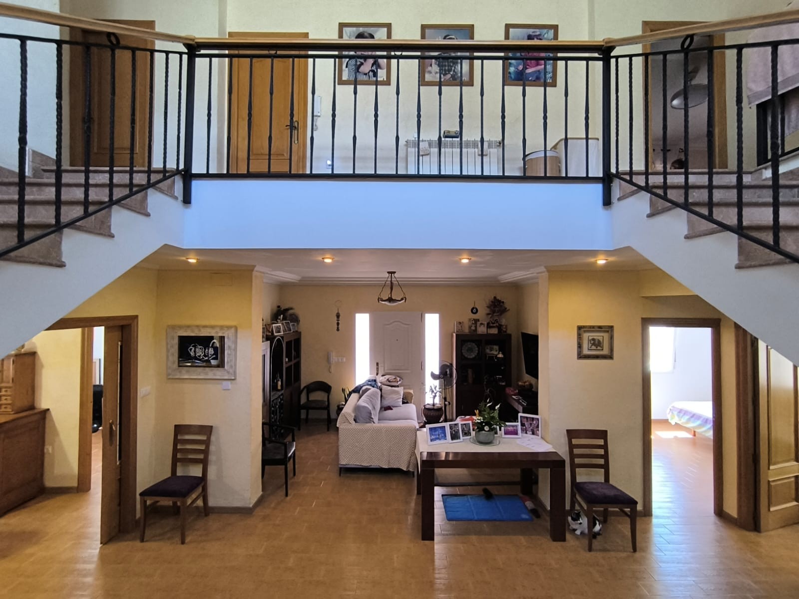 Spacious 6-Bedroom Home with Pool Just 1 km from YeclaThis 300 m² two-storey home offers generous li