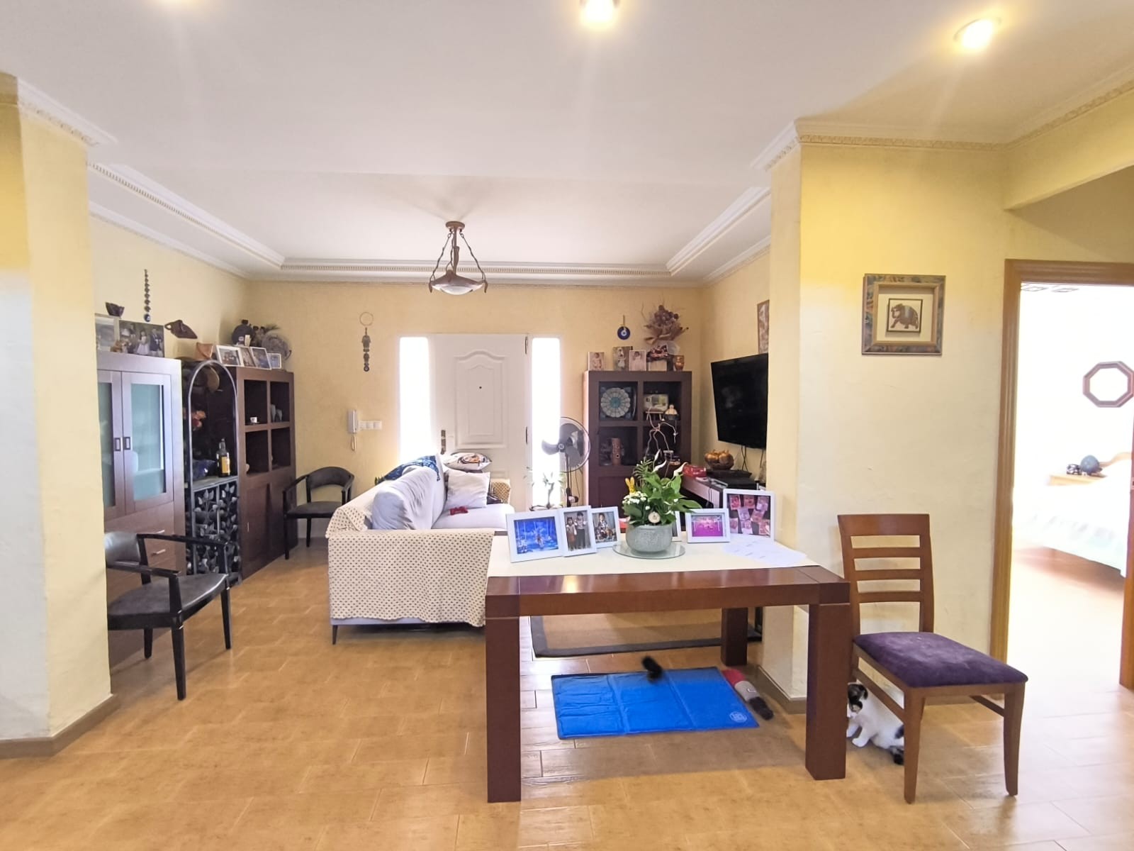 Spacious 6-Bedroom Home with Pool Just 1 km from YeclaThis 300 m² two-storey home offers generous li