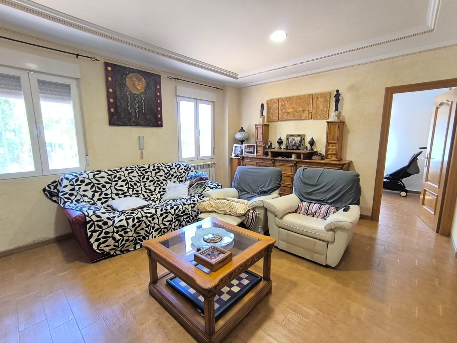 Pool area in villa for sale in Yecla