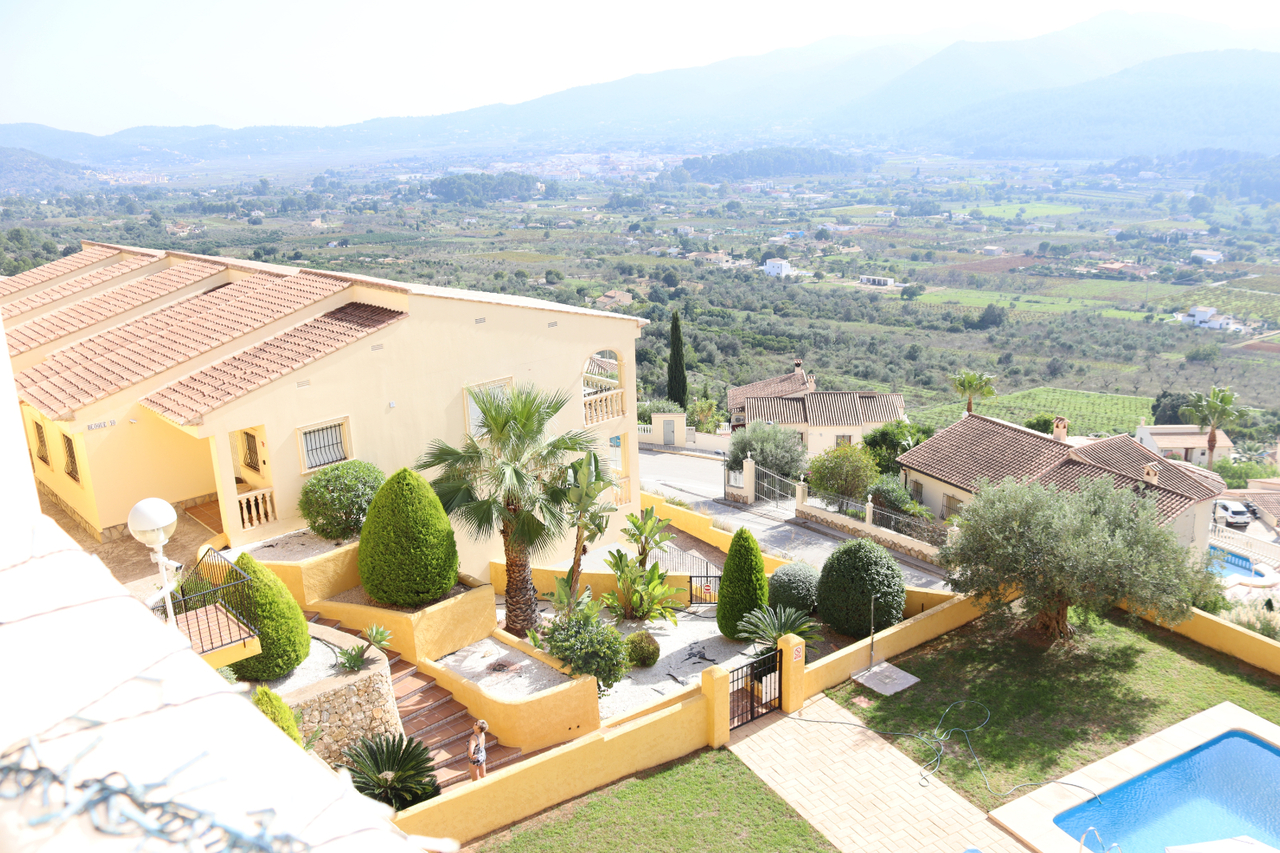 New to the market this well presented 3 bedroom, 2 bathroom linked townhouse with communal pool in a