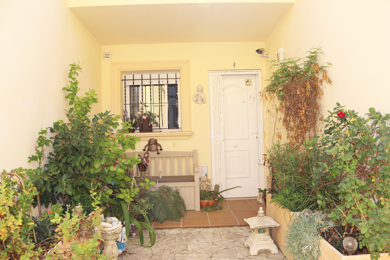 New to the market this well presented 3 bedroom, 2 bathroom linked townhouse with communal pool in a