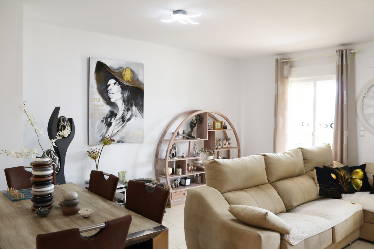 New to the market this well presented 3 bedroom, 2 bathroom linked townhouse with communal pool in a
