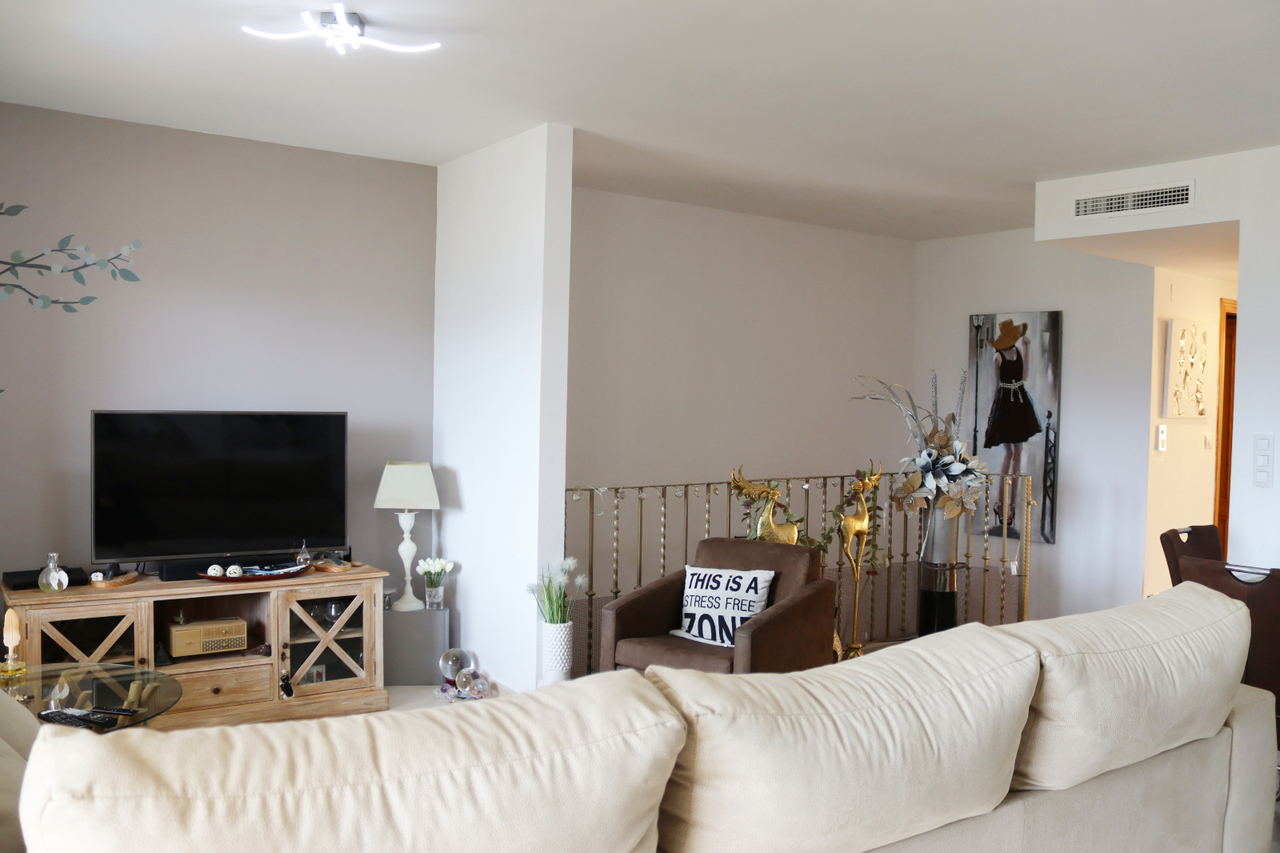 New to the market this well presented 3 bedroom, 2 bathroom linked townhouse with communal pool in a