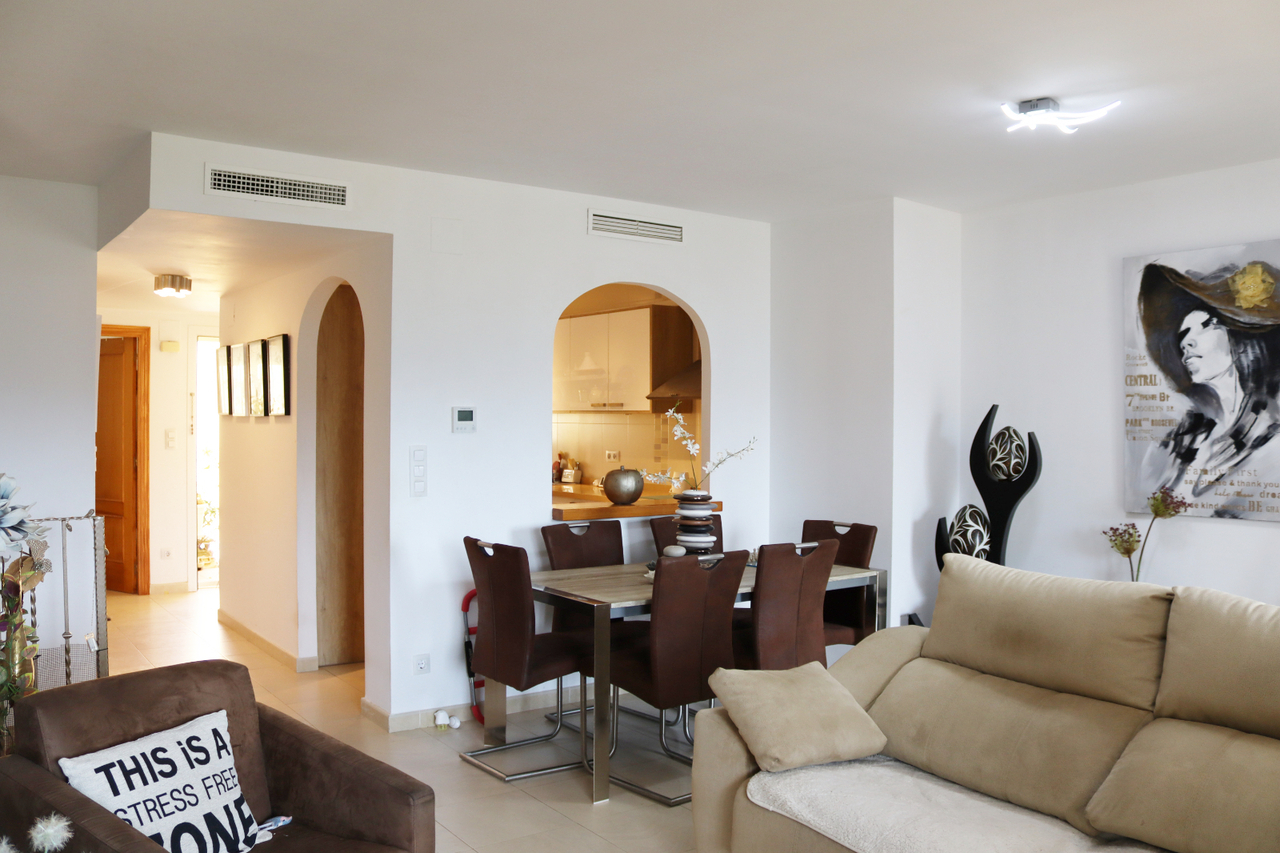 New to the market this well presented 3 bedroom, 2 bathroom linked townhouse with communal pool in a