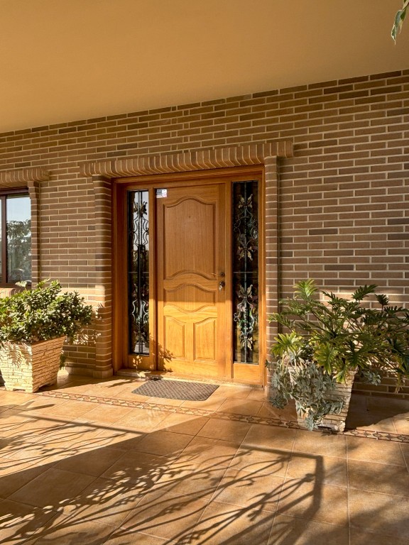Independent Villa with Private Pool for Sale in Ciudad QuesadaLocated in the prestigious area of Ciu