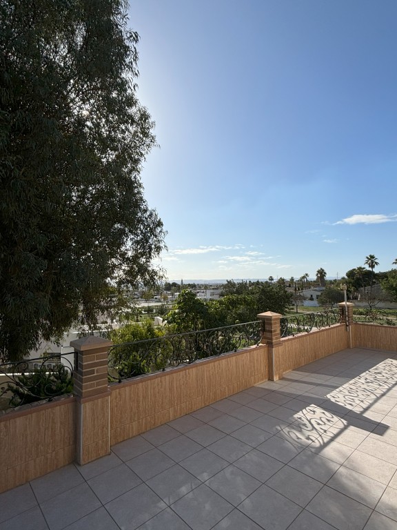 Independent Villa with Private Pool for Sale in Ciudad QuesadaLocated in the prestigious area of Ciu