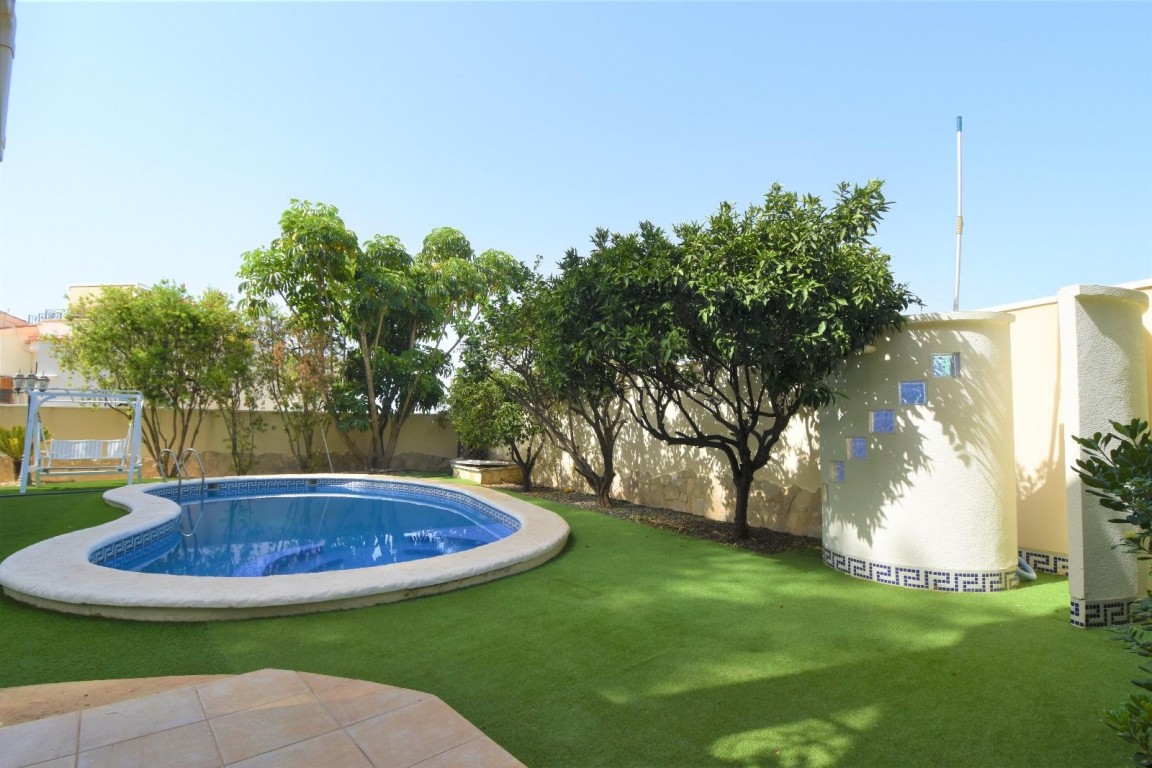 Garden in villa for sale in Ciudad Quesada