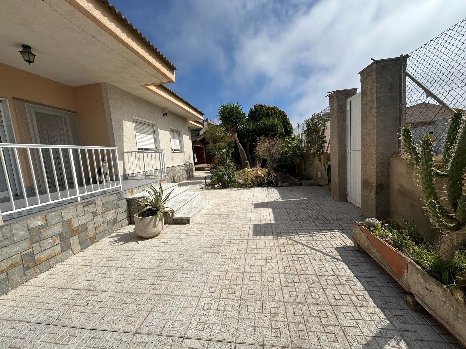Garden in villa for sale in Los Alcazares
