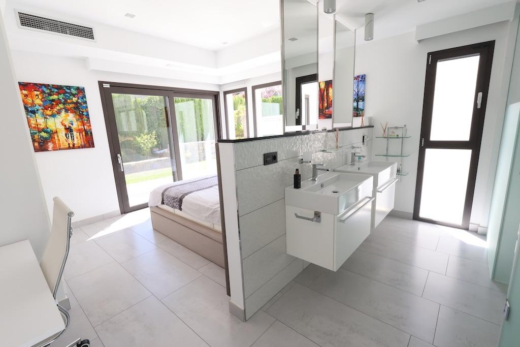 Master bedroom in villa for sale in Javea