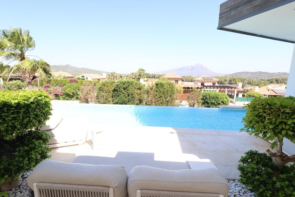 Master bedroom in villa for sale in Javea