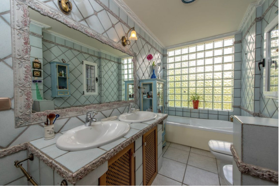 Dining area in villa for sale in La Mata