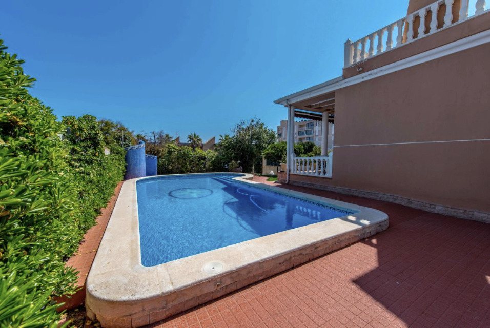 Garden in villa for sale in La Mata