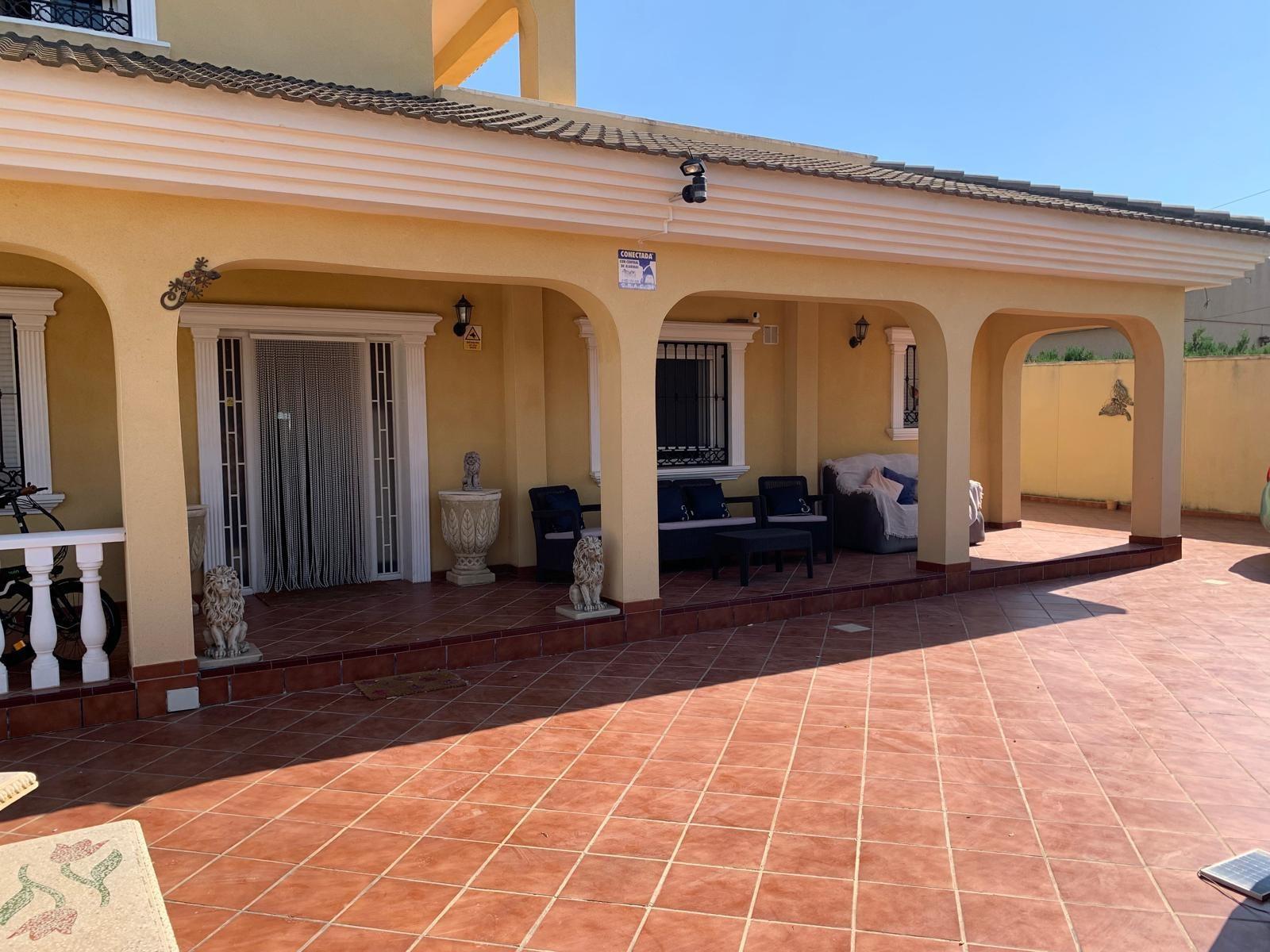 Terrace in villa for sale in Torrevieja