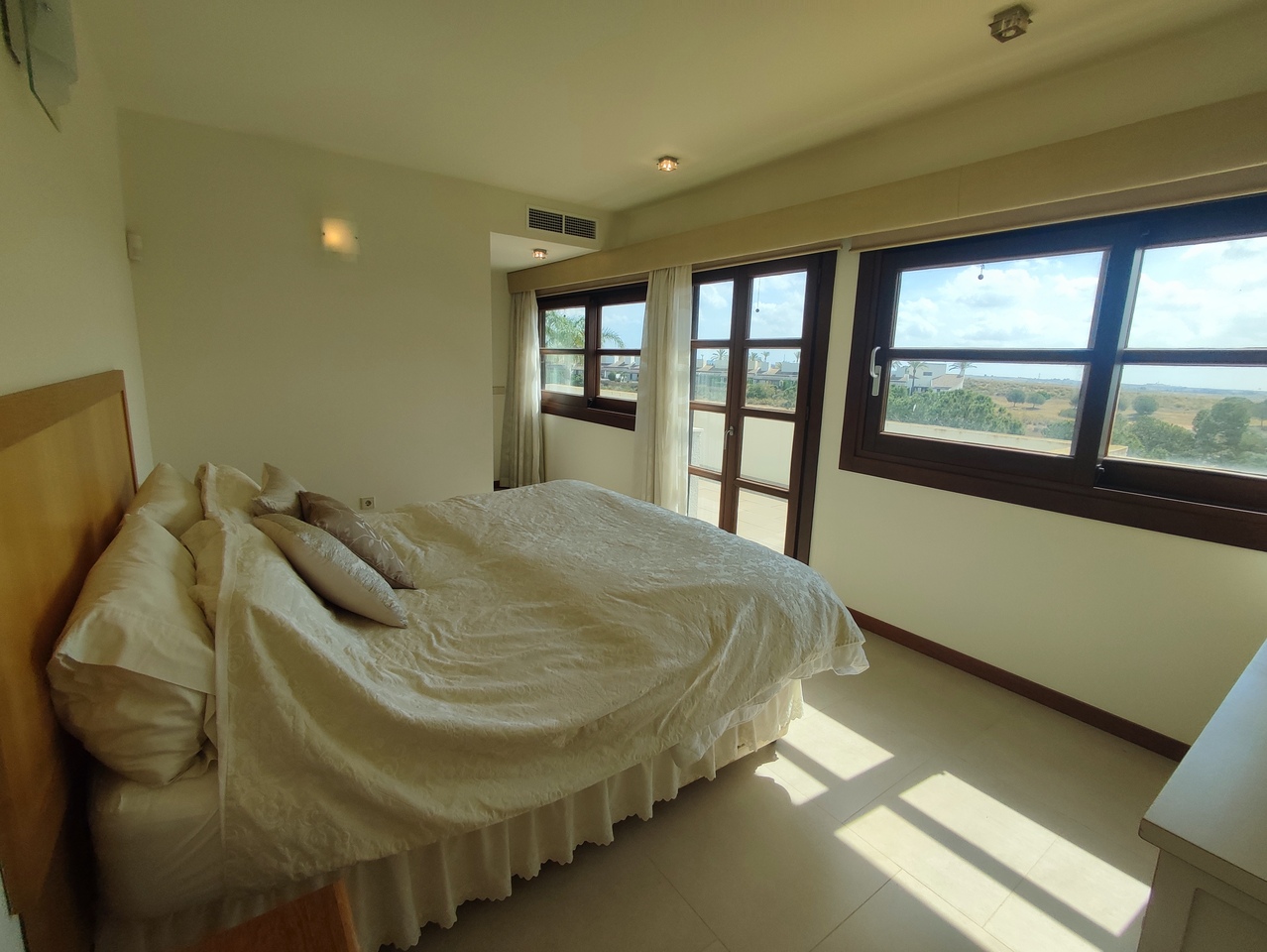 Master bedroom in villa for sale in Peraleja Golf