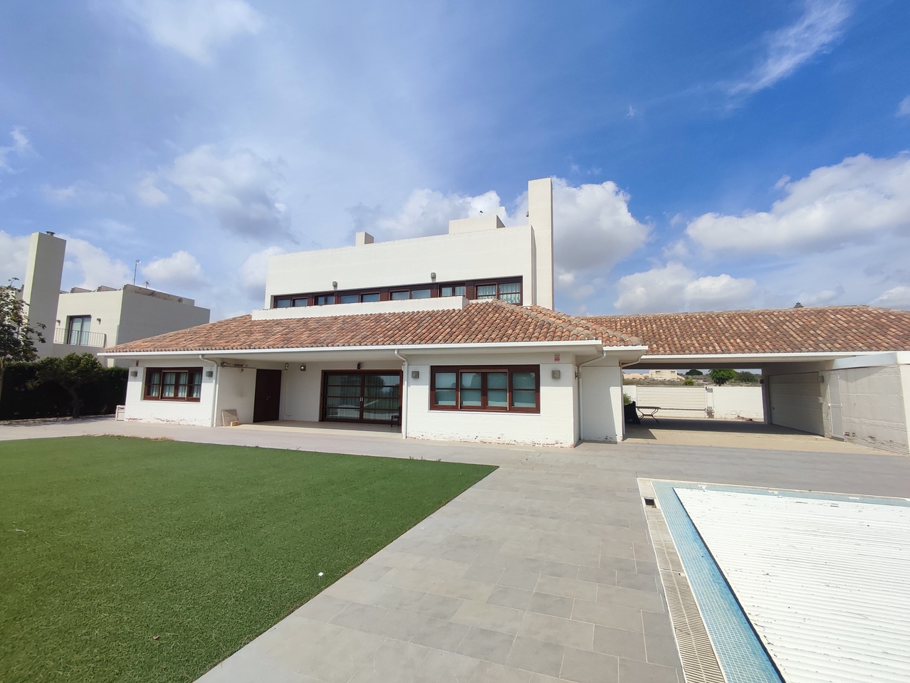 Pool area in villa for sale in Peraleja Golf