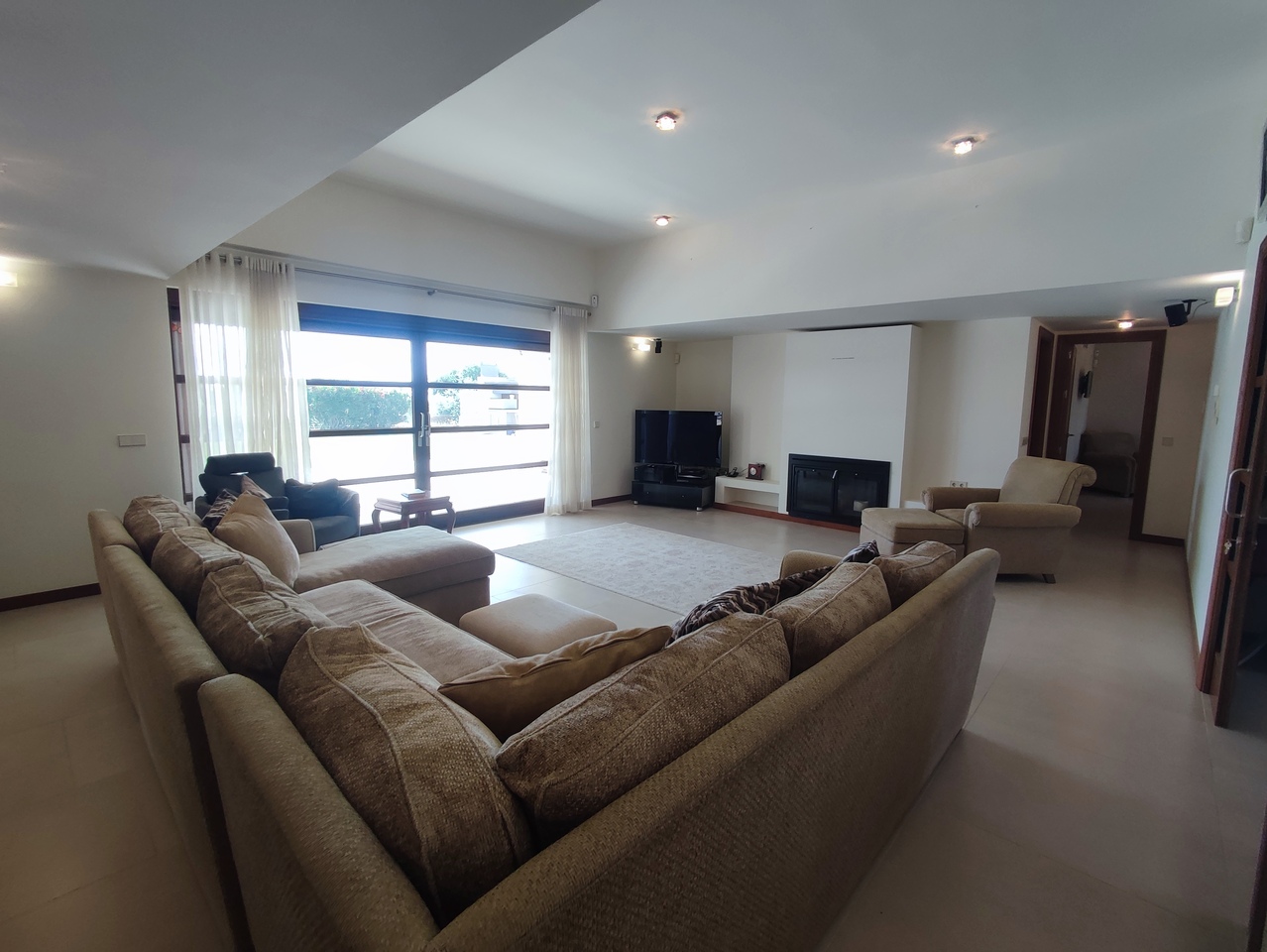 Dining area in villa for sale in Peraleja Golf