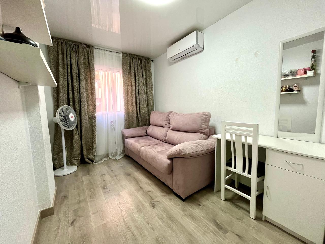 Bedroom in apartment for sale in Torrevieja