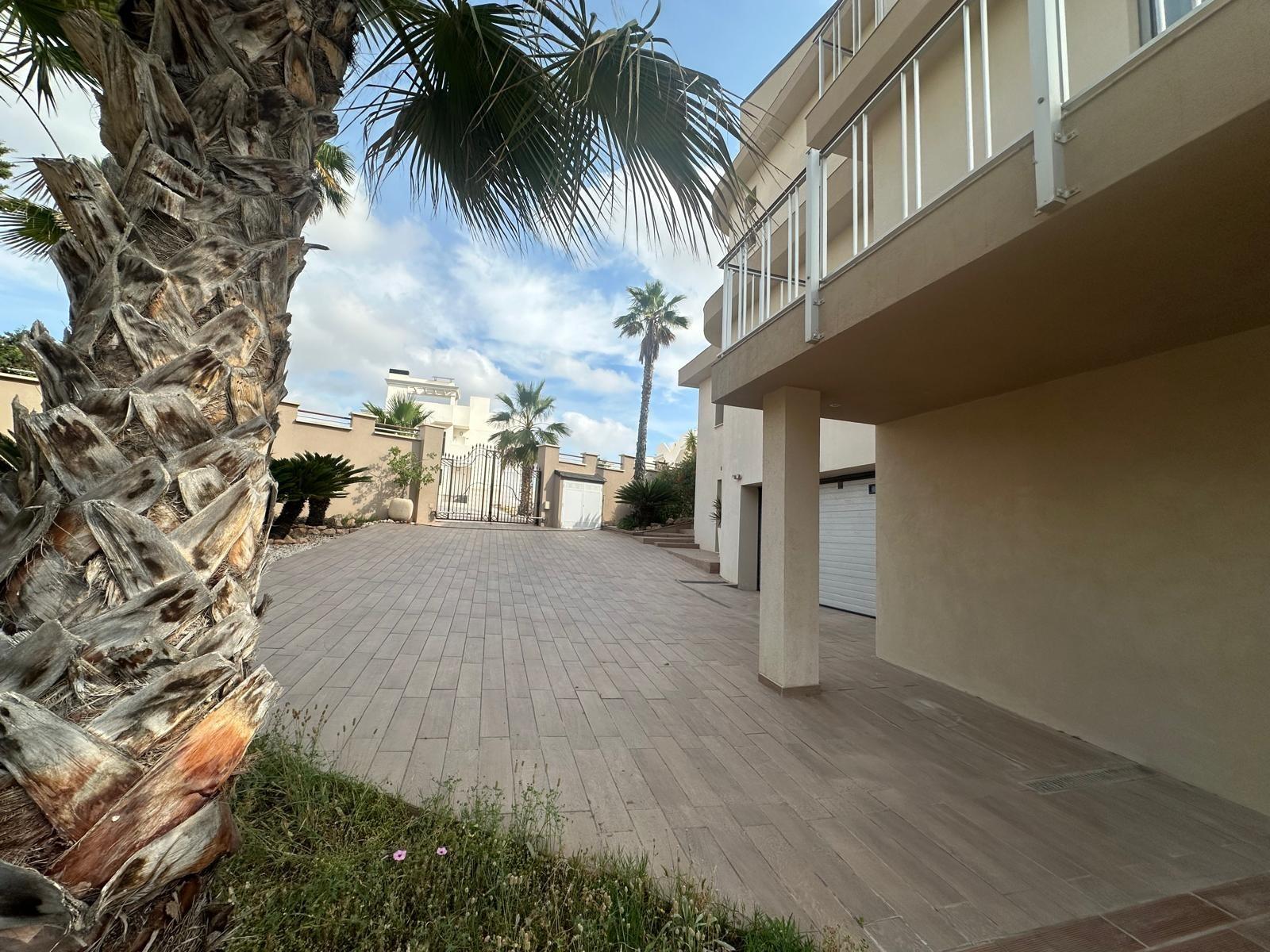 Bedrooms: 4, Bathrooms: 4, Villa in Ciudad Quesada, Alicante, Spain