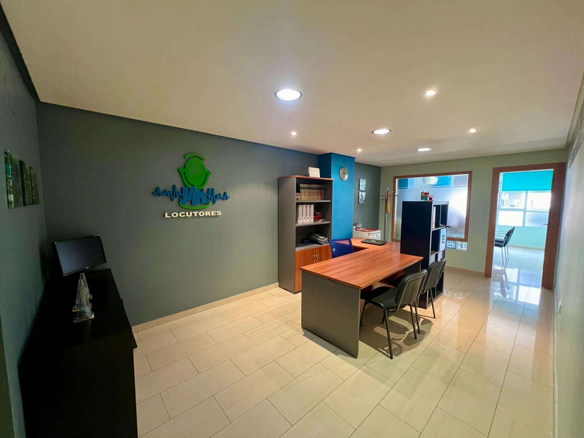 We present this refurbished commercial premises, located on a mezzanine floor in the centre of Orihu