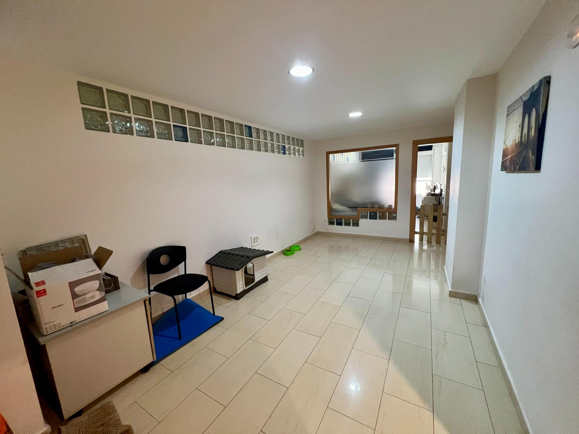 We present this refurbished commercial premises, located on a mezzanine floor in the centre of Orihu