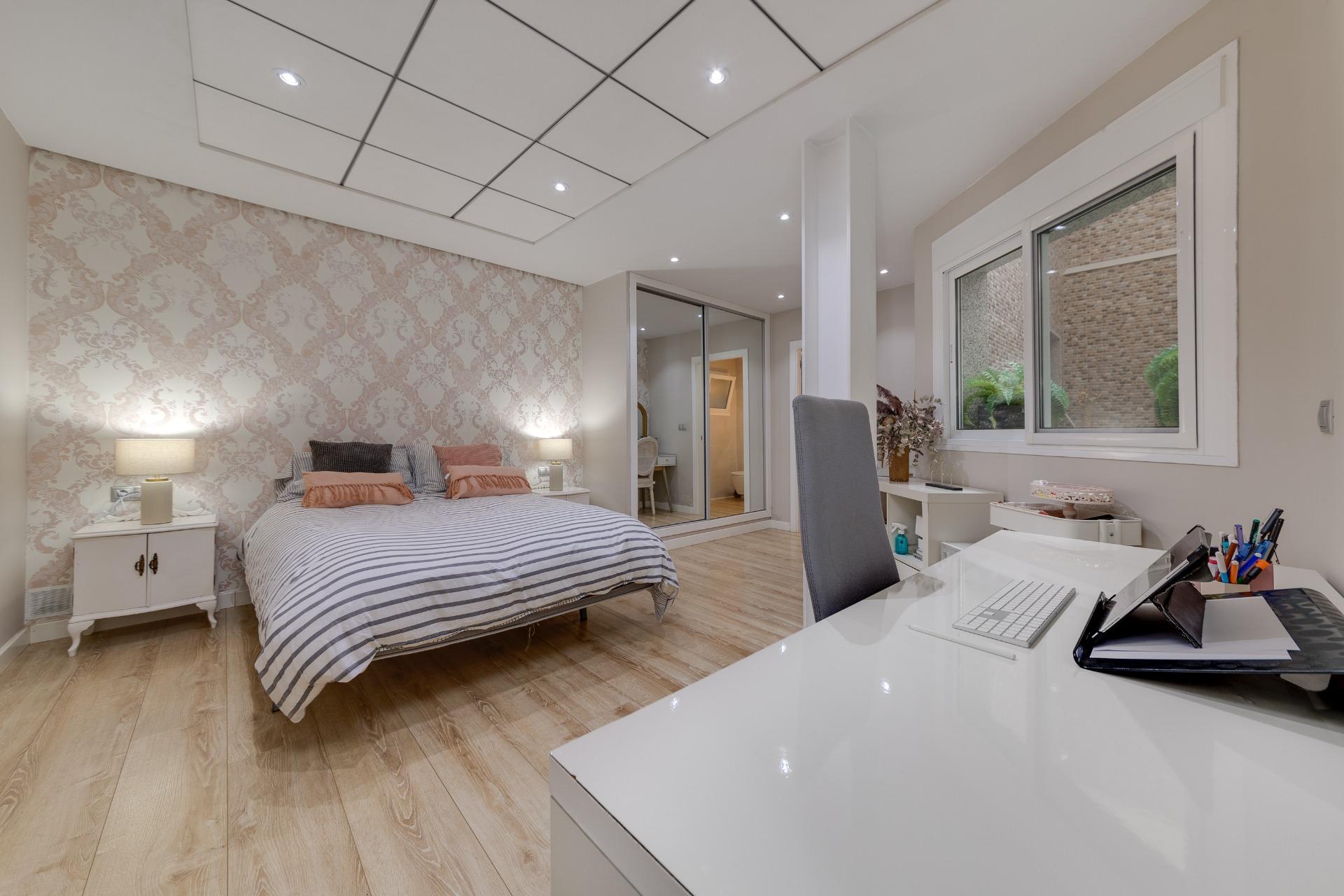 Bedroom in apartment for sale in Torrevieja