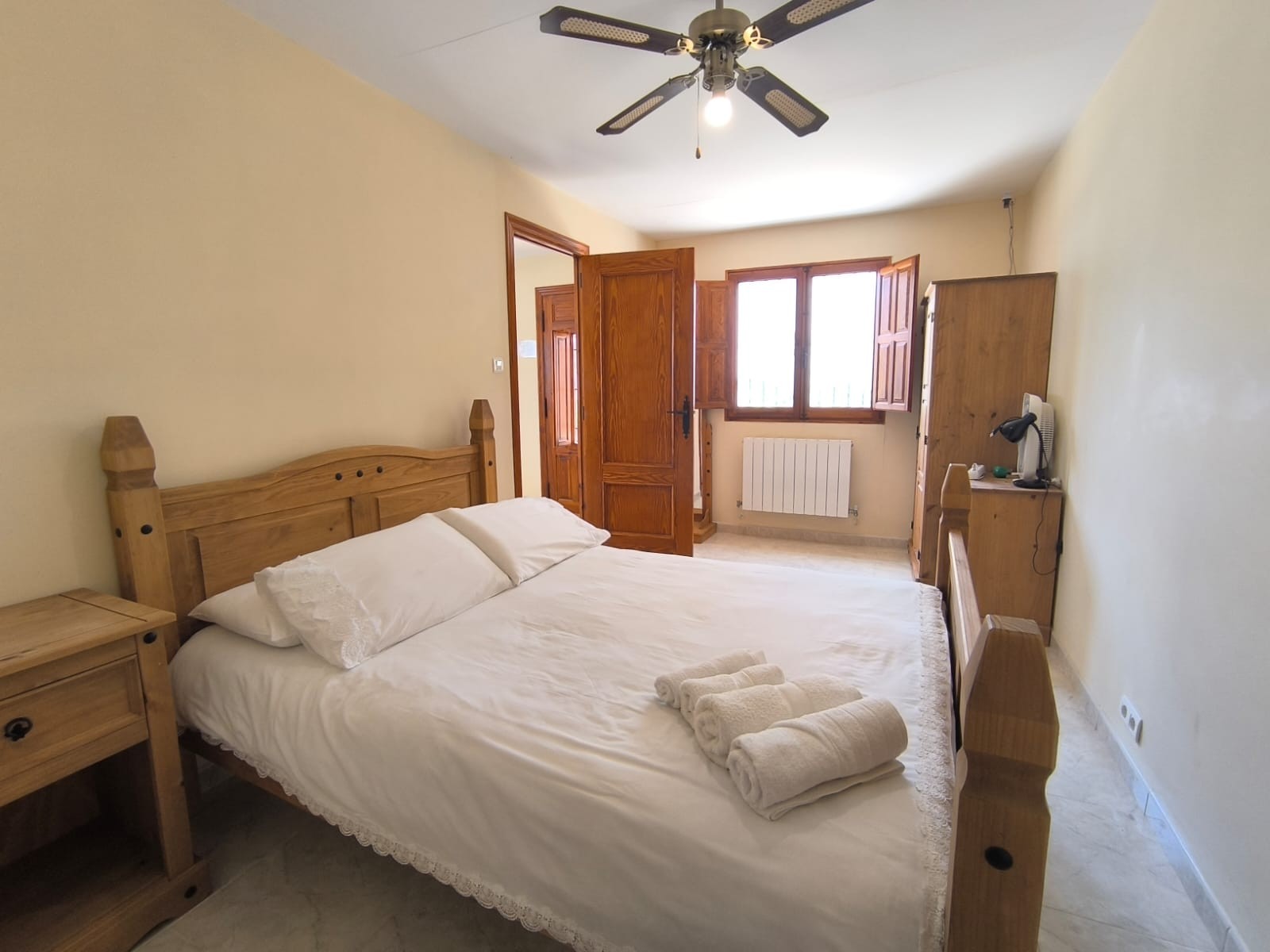 Bedroom in villa for sale in Villena