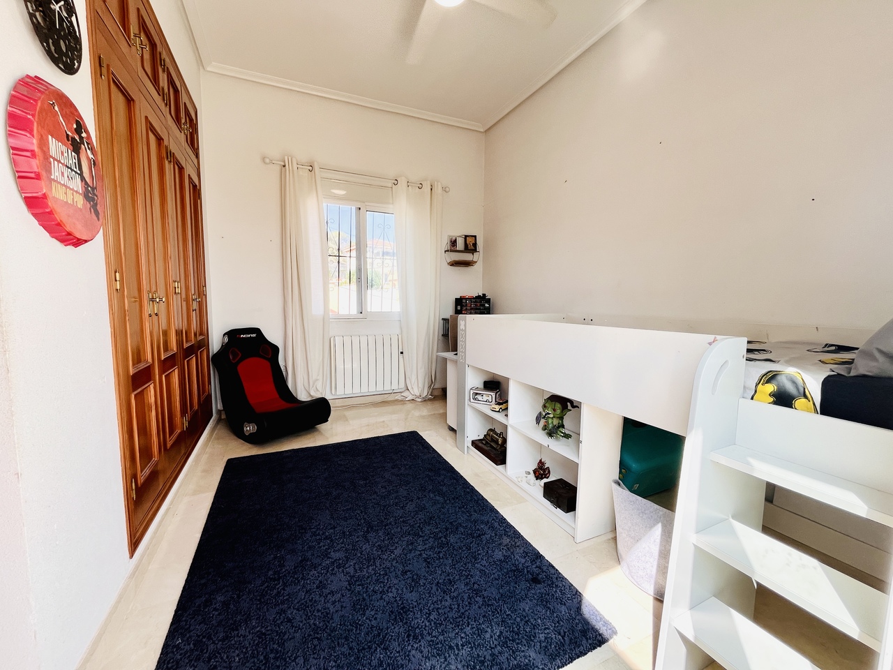 Master bedroom in villa for sale in San Miguel de Salinas