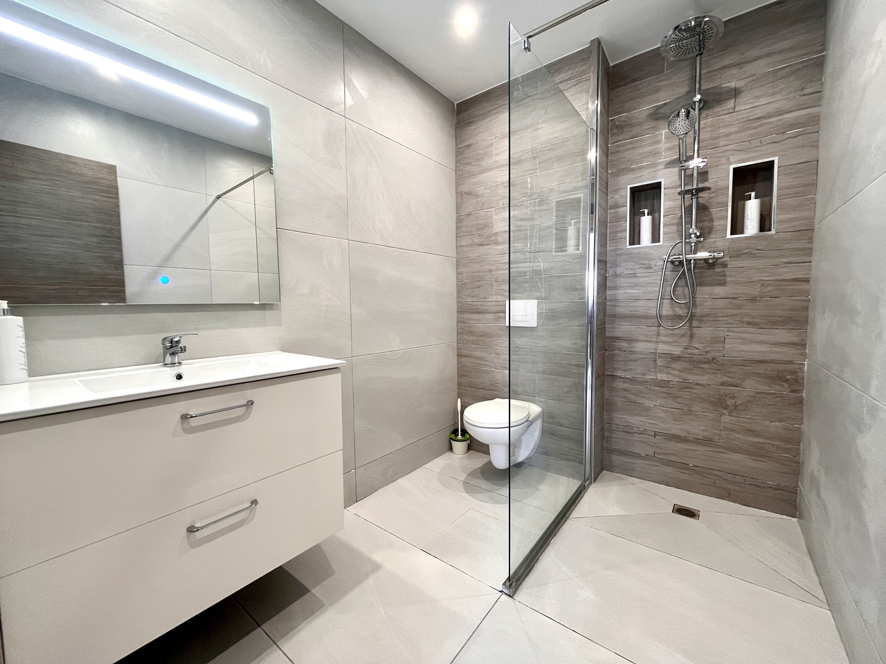 Master bedroom in villa for sale in San Miguel de Salinas