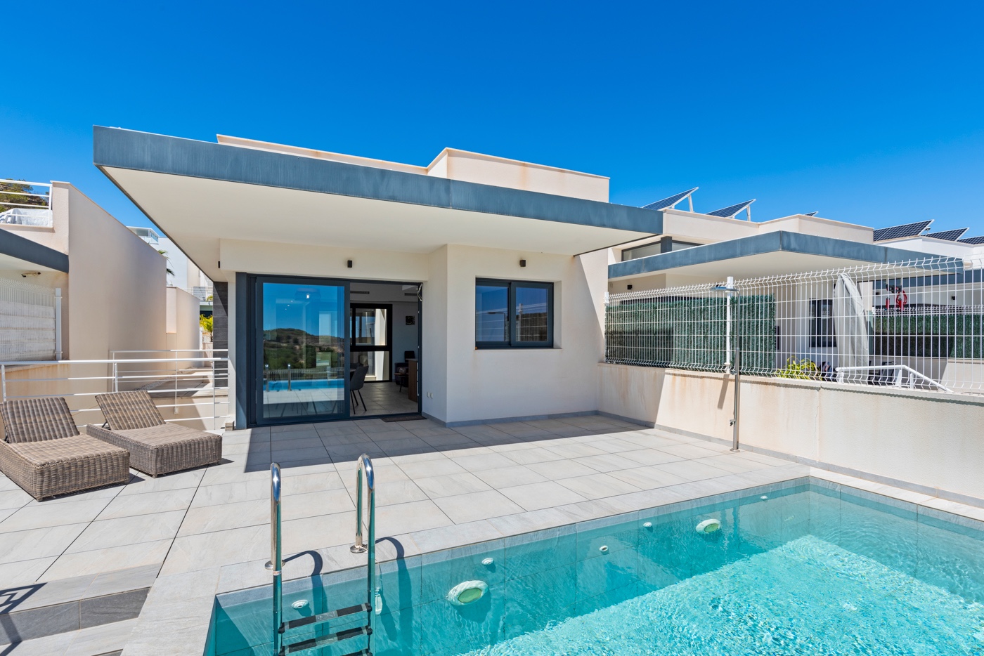 Living in all luxury, a gated community, beautiful views and a second guest house in the basement, p