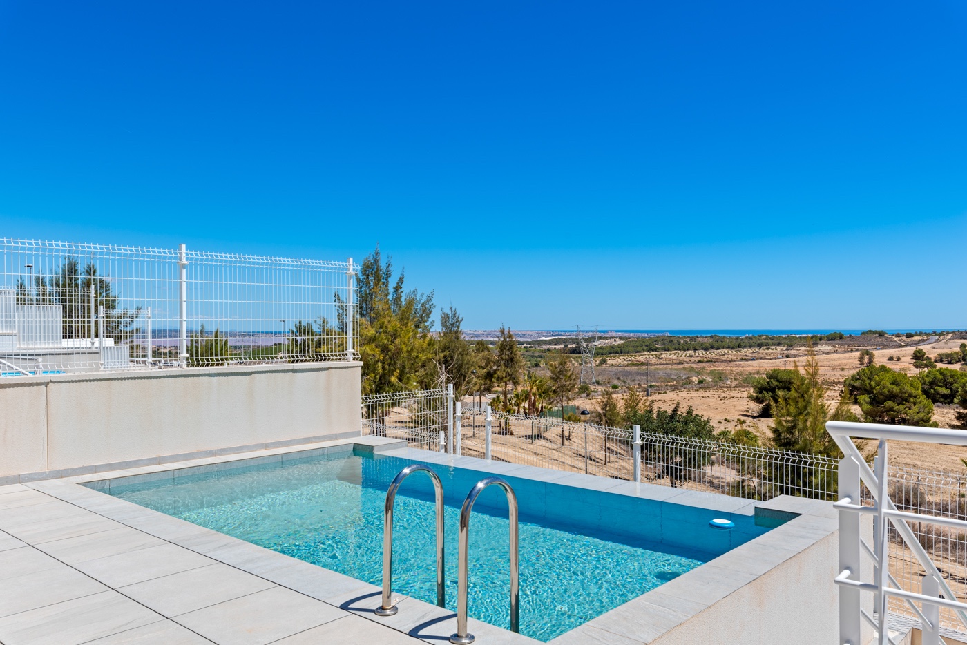 Living in all luxury, a gated community, beautiful views and a second guest house in the basement, p