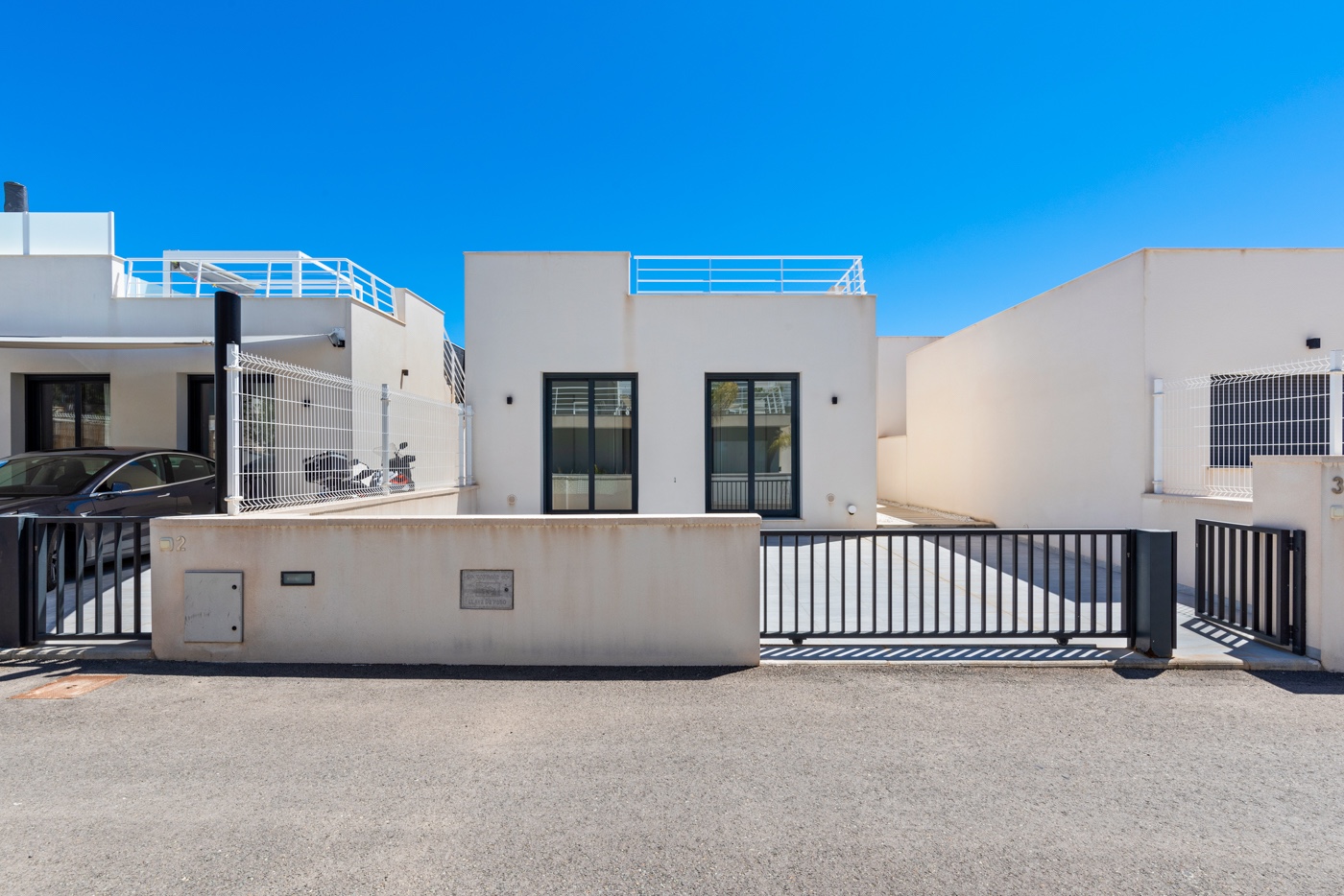 Living in all luxury, a gated community, beautiful views and a second guest house in the basement, p