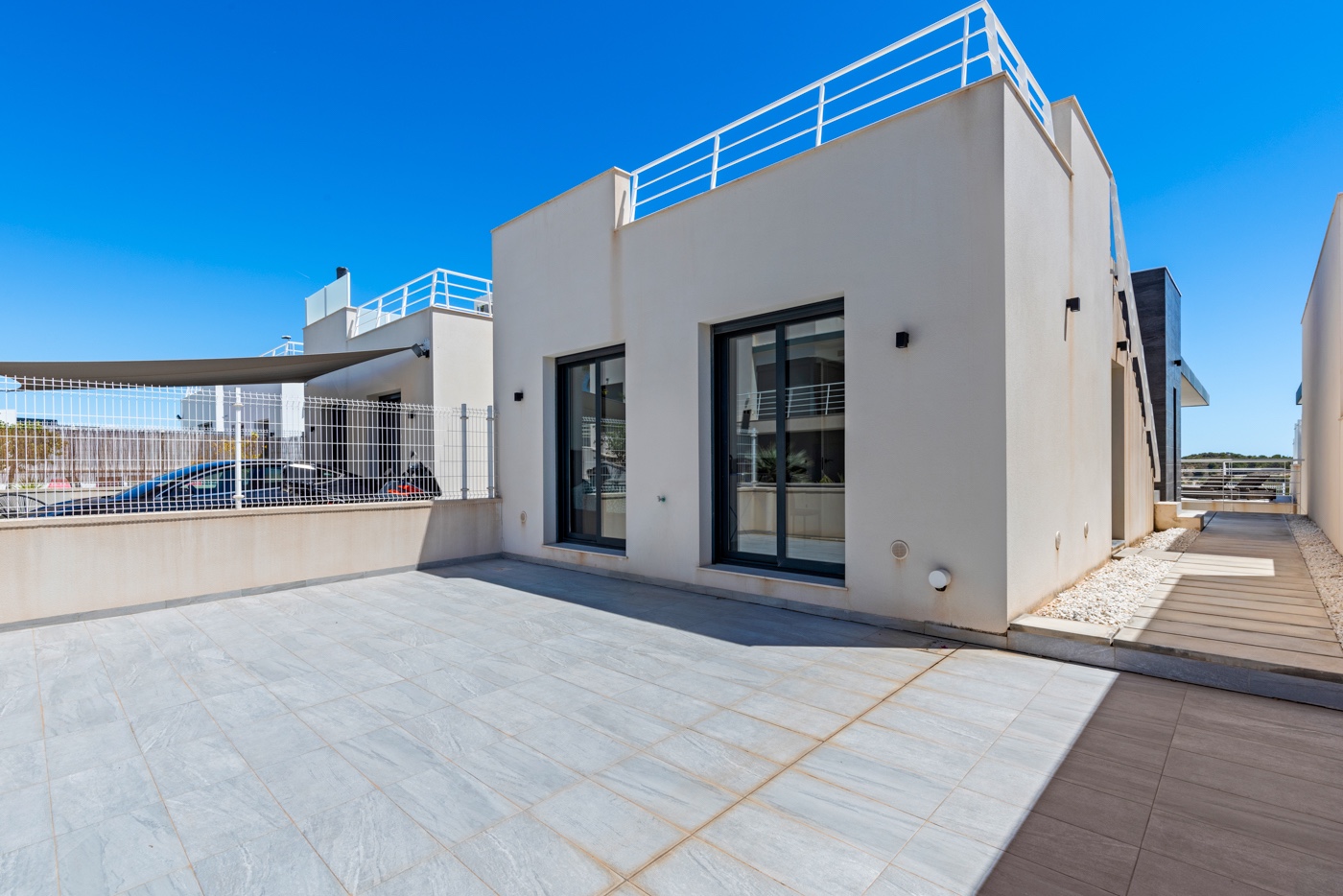 Living in all luxury, a gated community, beautiful views and a second guest house in the basement, p