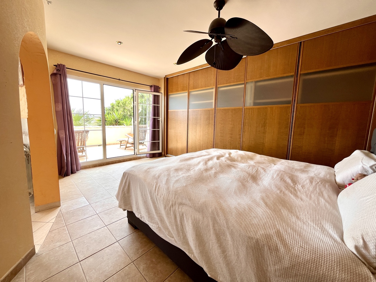Master bedroom in villa for sale in La Zenia