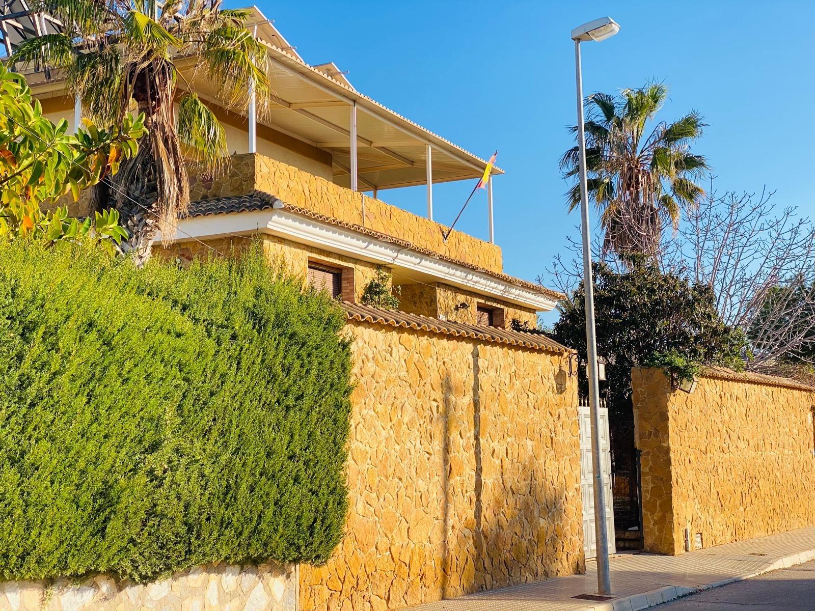 Discover this magnificent property spread over three levels: semi-basement, ground floor, and first