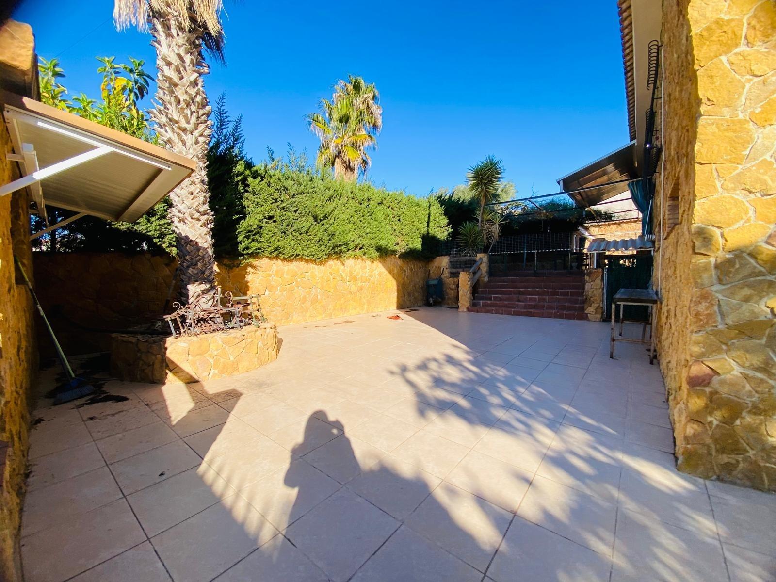 Garden in villa for sale in Orihuela Costa