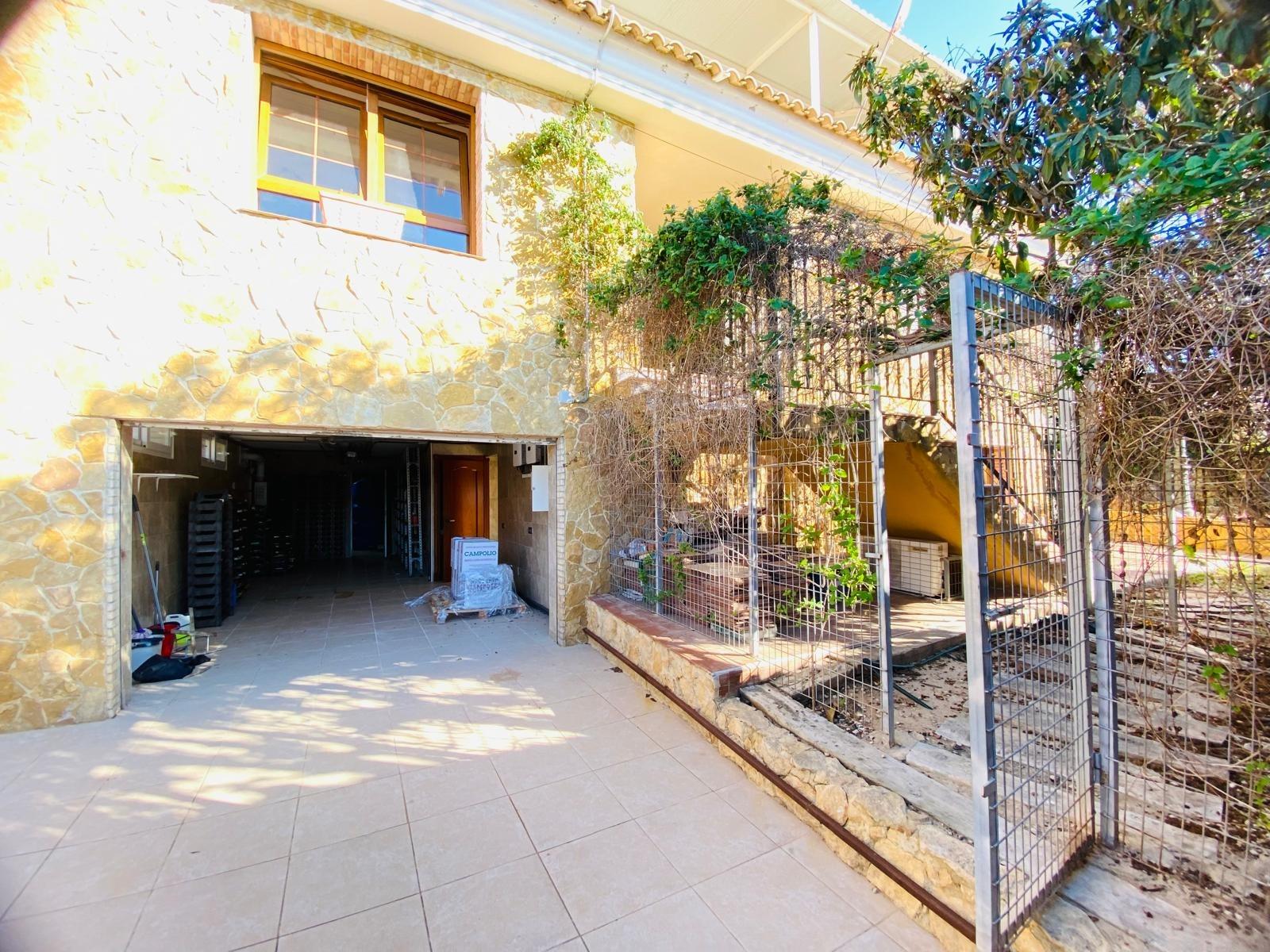 Garden in villa for sale in Orihuela Costa