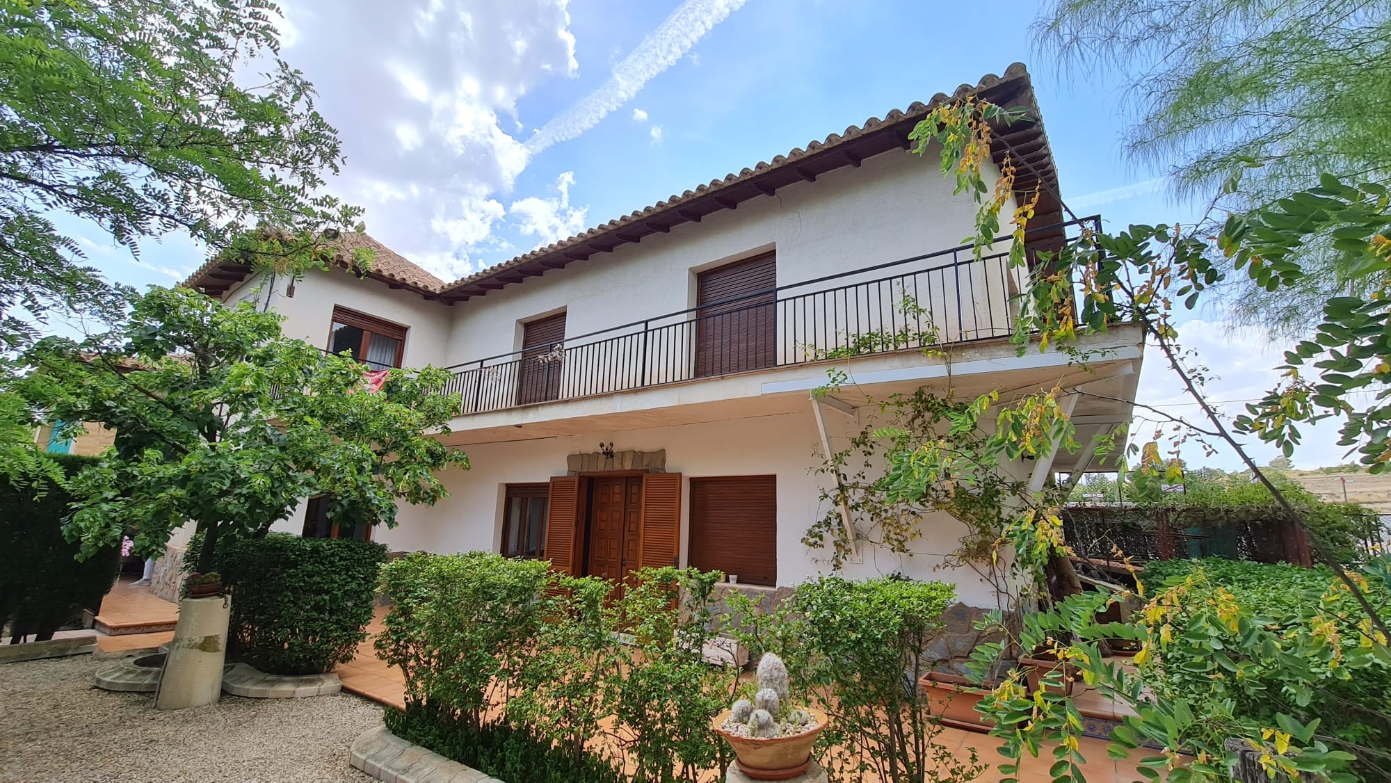 Characterful house with guesthouse for sale near MonóvarJust a short walk from the charming town of