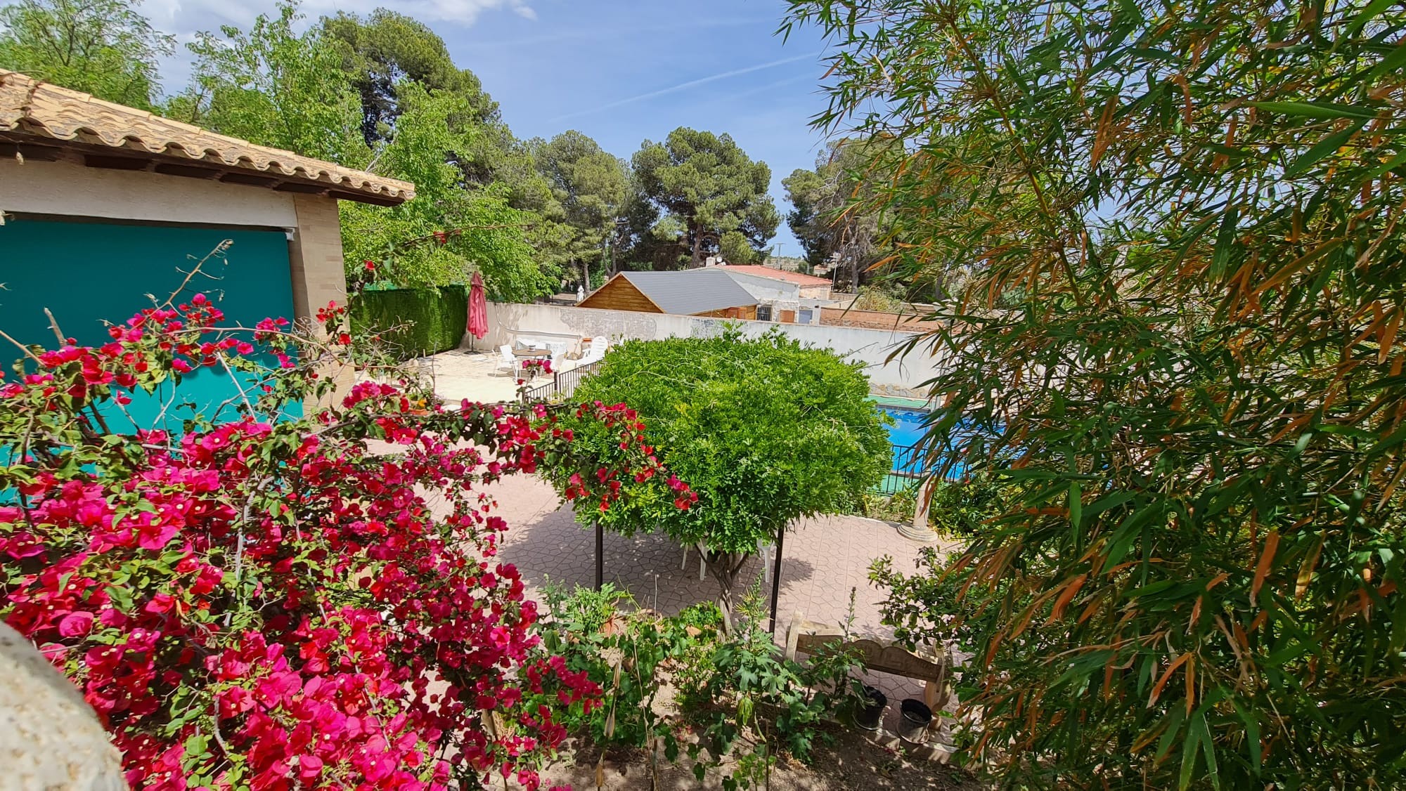 Characterful house with guesthouse for sale near MonóvarJust a short walk from the charming town of