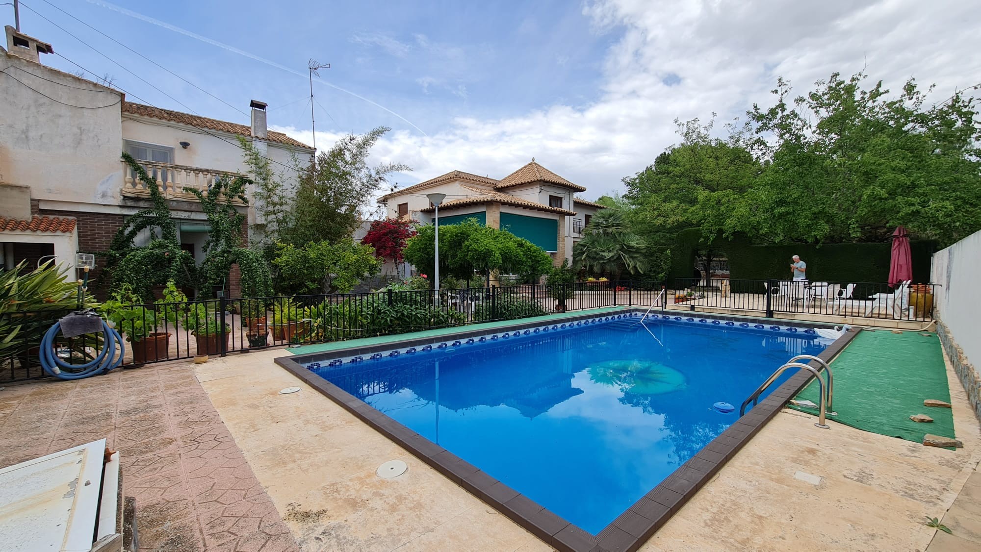 Characterful house with guesthouse for sale near MonóvarJust a short walk from the charming town of