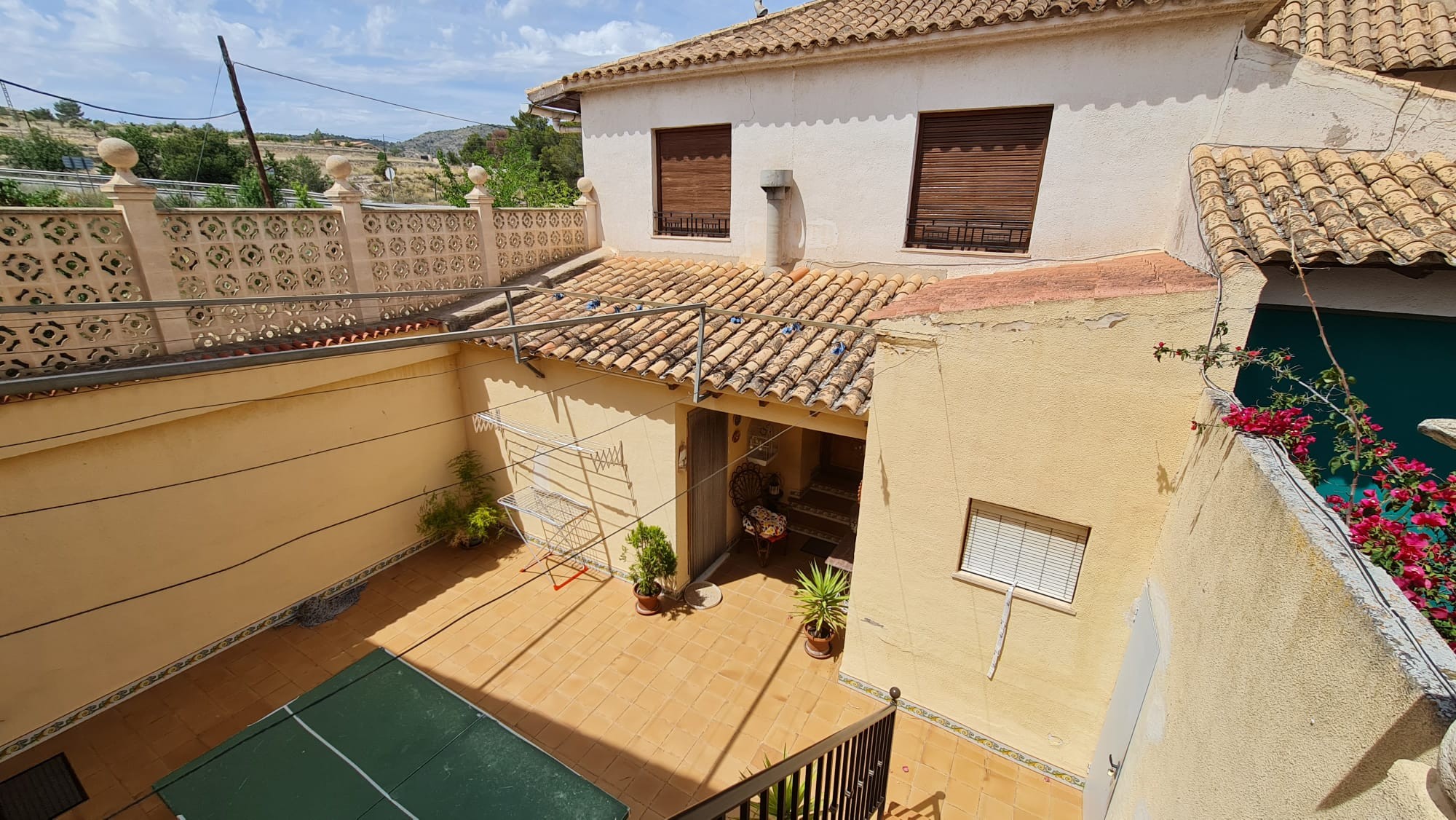 Characterful house with guesthouse for sale near MonóvarJust a short walk from the charming town of